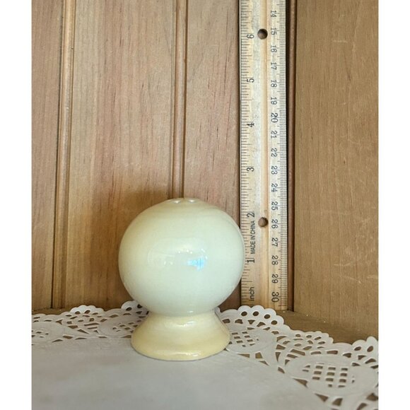 Vintage Fiestaware Pale Yellow Ceramic Vintage Salt Pepper Shaker Rubber Stopper - Picture 2 of 4